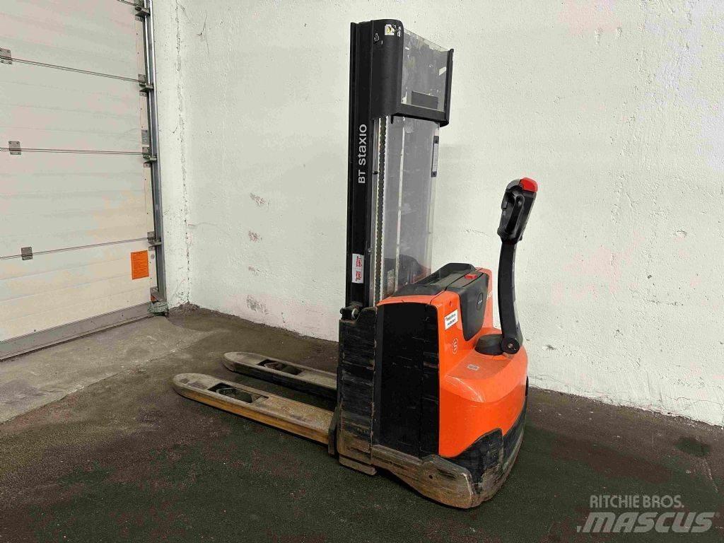 Toyota SWE 120 Pedestrian stacker