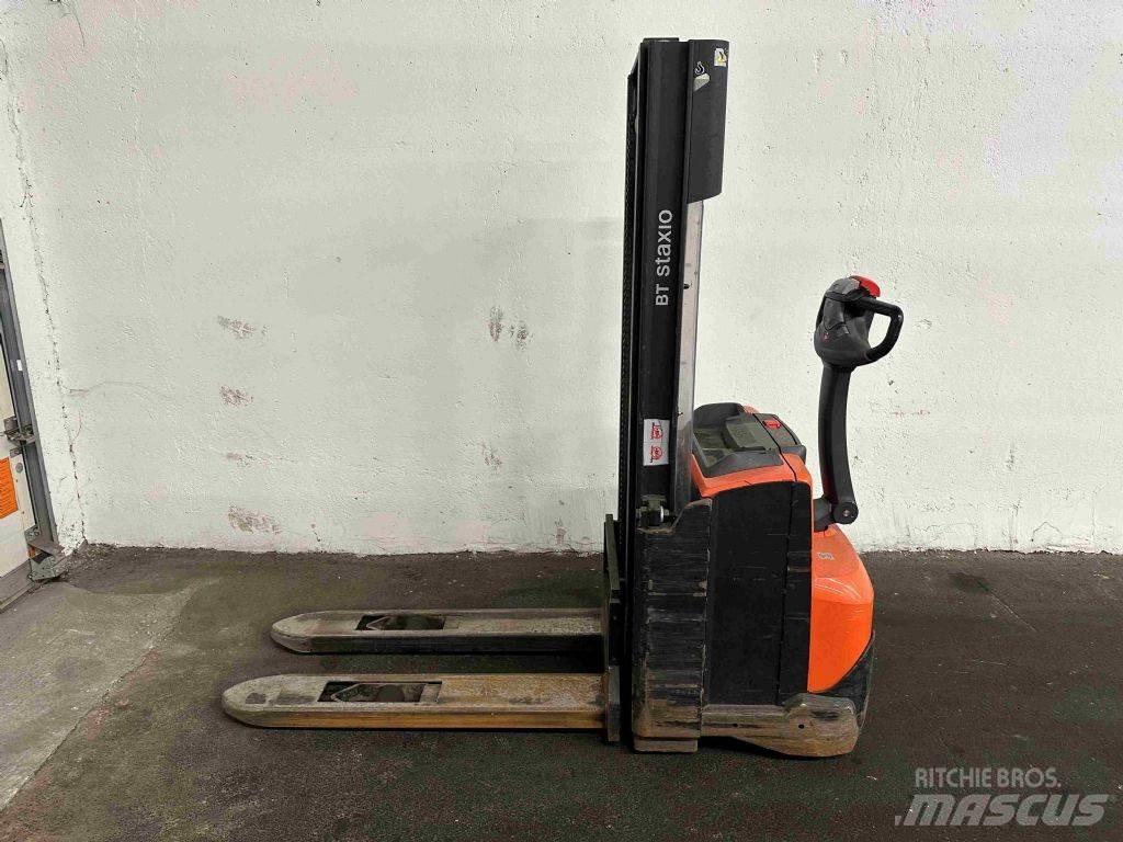 Toyota SWE 120 Pedestrian stacker