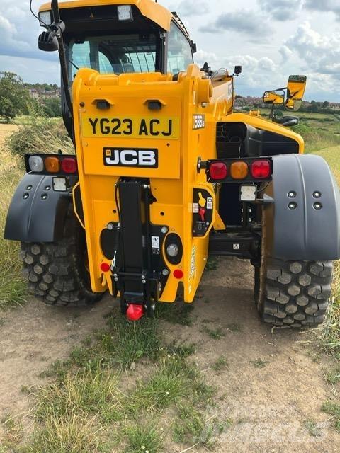   Telescopic handlers
