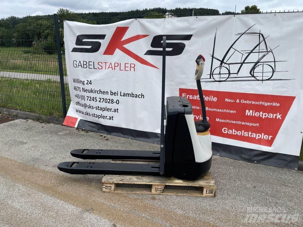 Crown WP3015 Pedestrian stacker