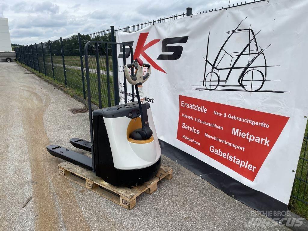 Crown WP3015 Pedestrian stacker