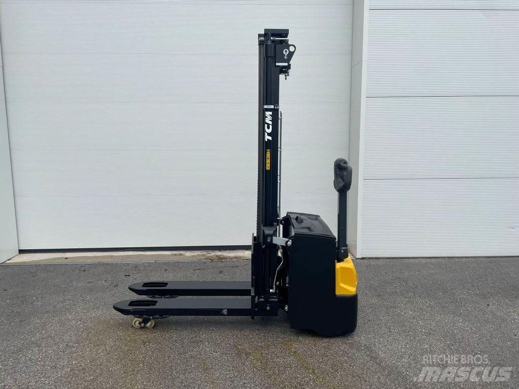 TCM SPW14I-N3 Pedestrian stacker
