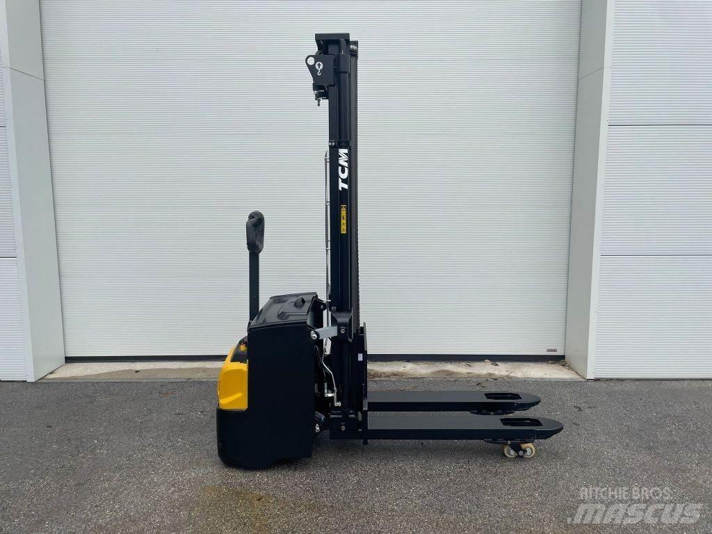 TCM SPW14I-N3 Pedestrian stacker
