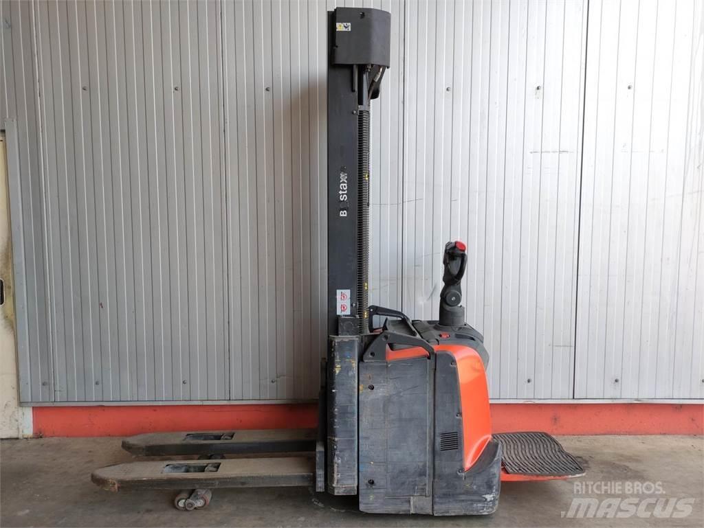 BT SPE140 L Pedestrian stacker
