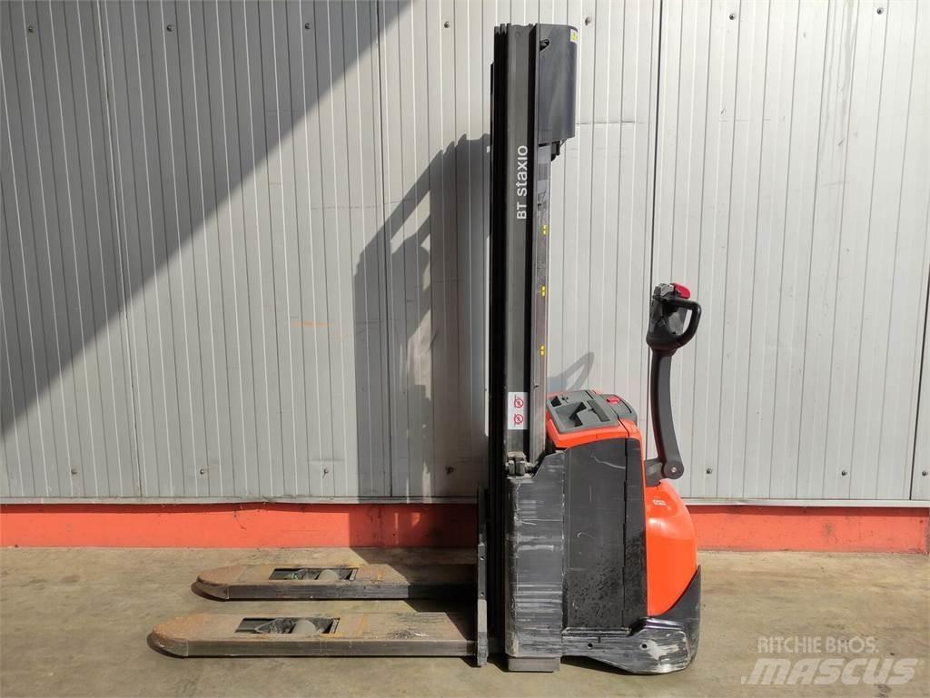 BT SWE120 Pedestrian stacker