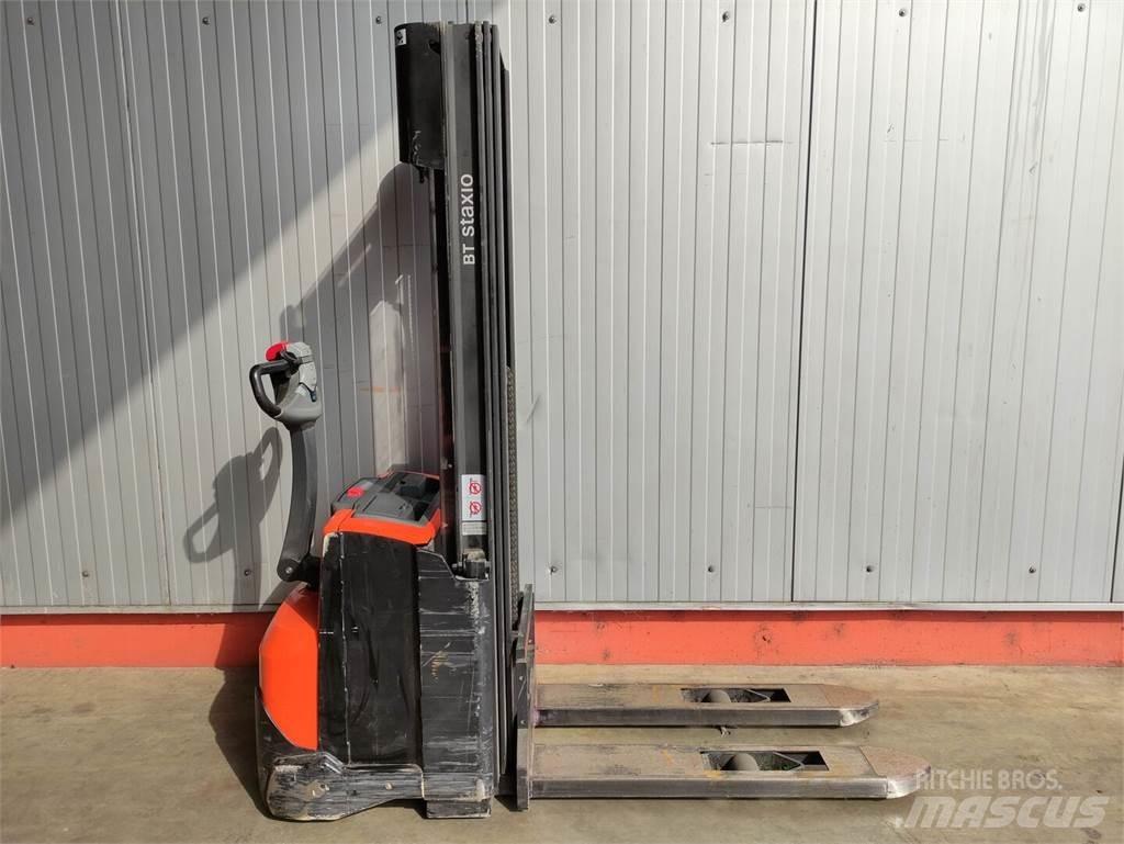 BT SWE120 Pedestrian stacker