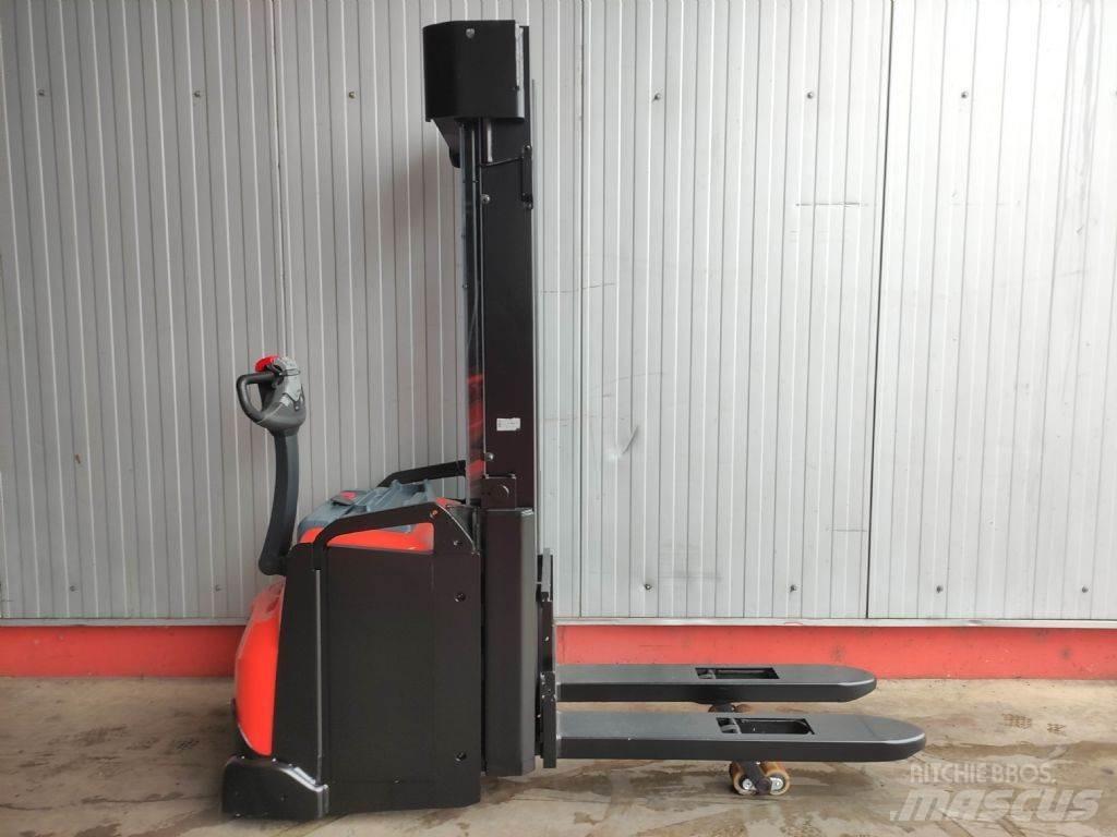 BT SWE160L Pedestrian stacker
