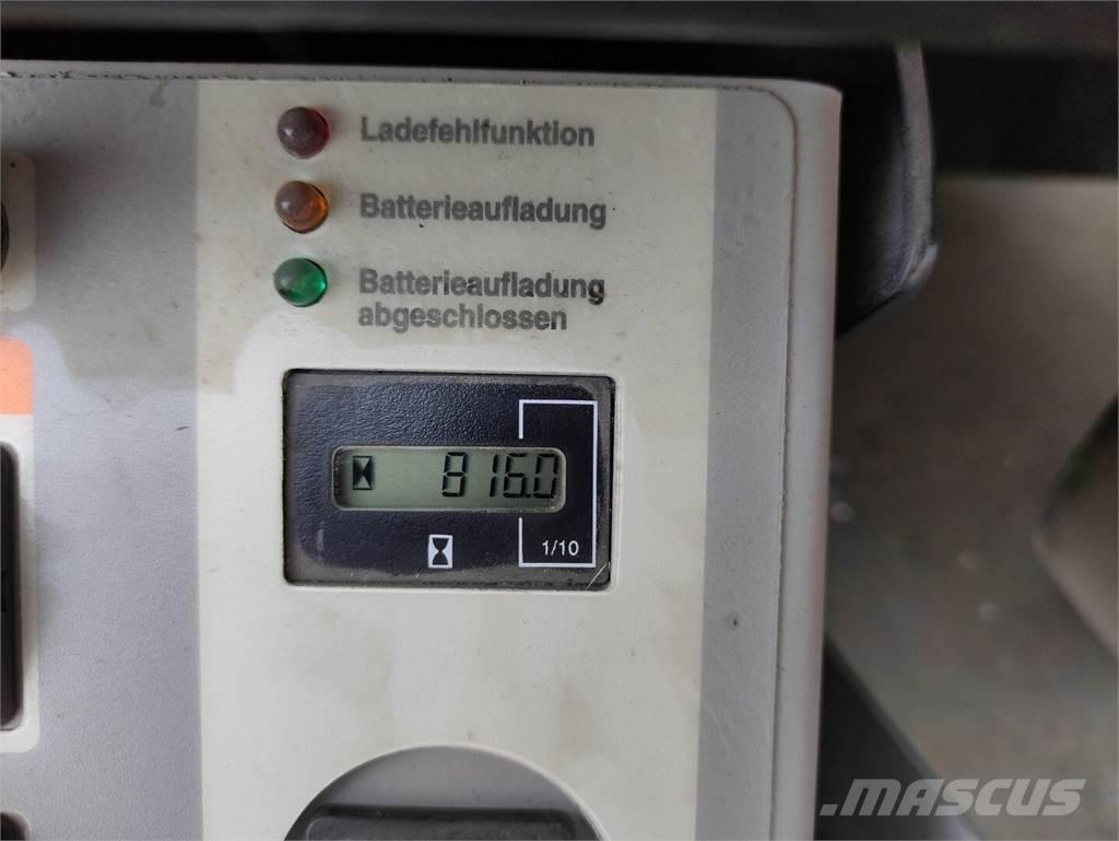 Crown WAV50-118 High lift order picker