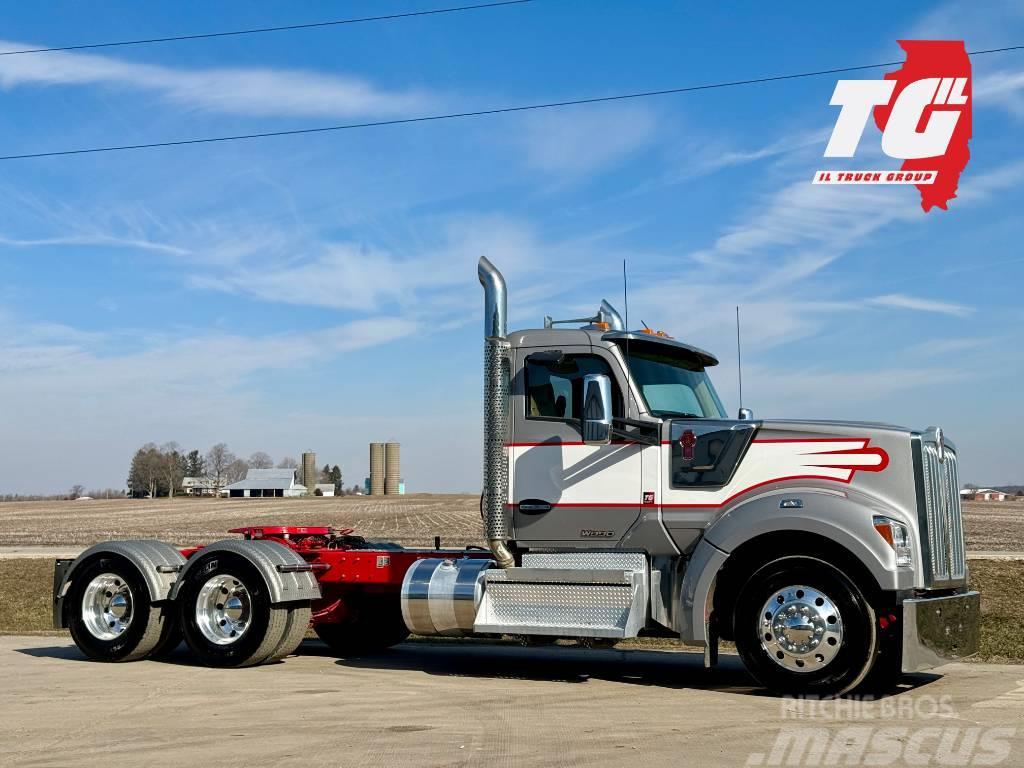 Kenworth W 990 Prime Movers