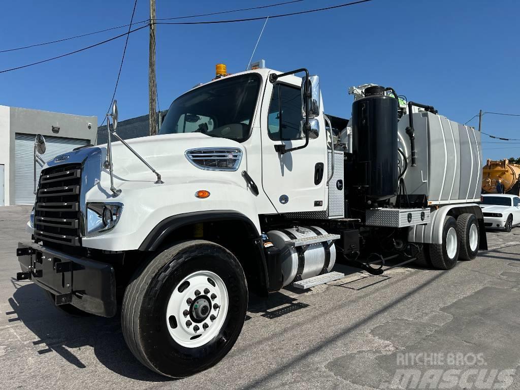 Freightliner 114SD Commercial vehicle