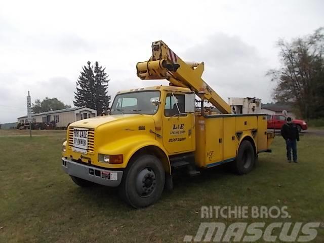 International 4900 Truck mounted cranes