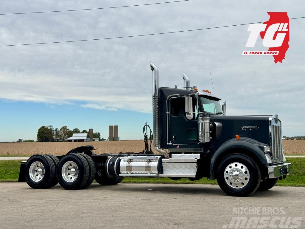 Kenworth W 900 Prime Movers