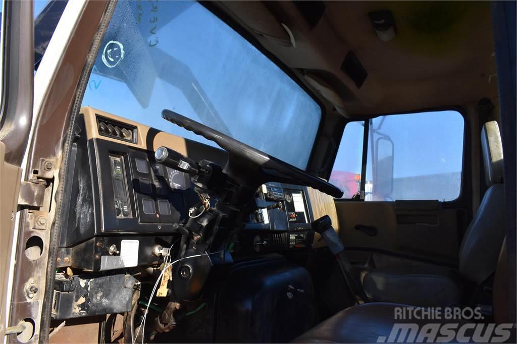 International 8200 Truck mounted cranes