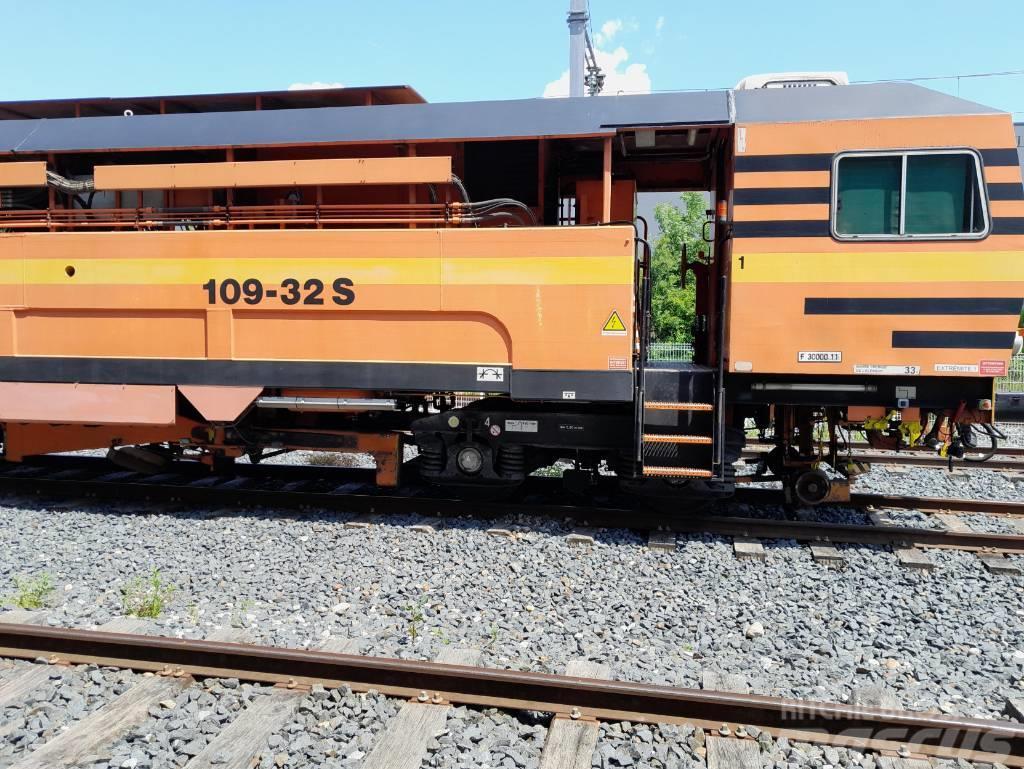  Plasser and Theurer 109-32S Tamper Rail Maintenance