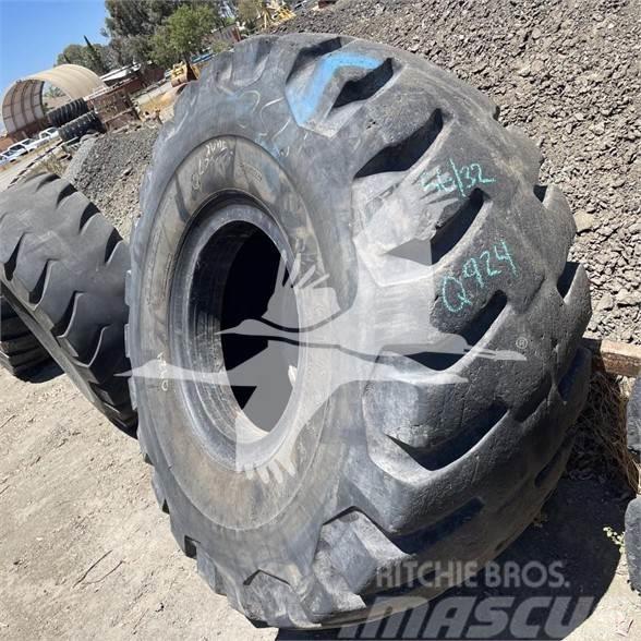Firestone 33.5x33 Tyres, wheels and rims