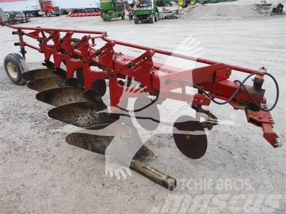 International 720 Reversible ploughs