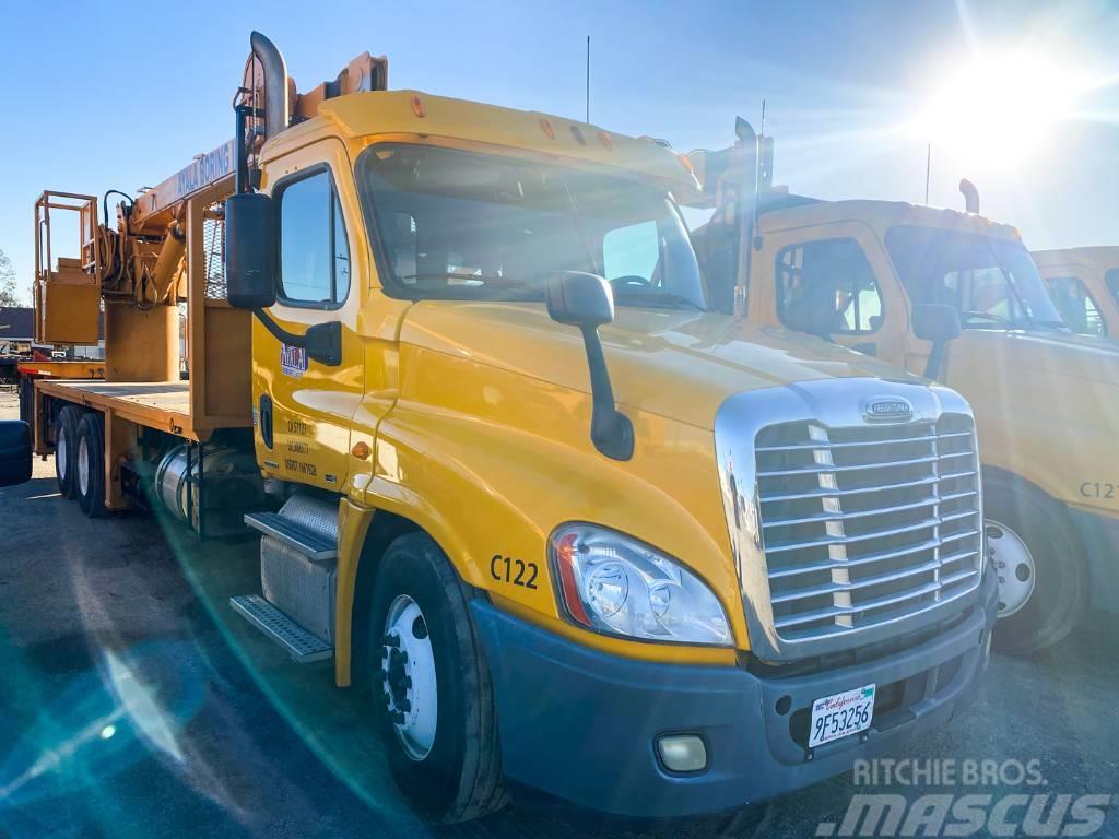 Freightliner Cascadia 125 Truck mounted cranes
