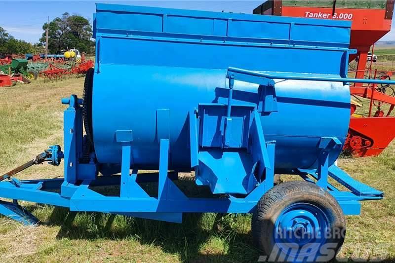 Blue Horizontal Feed mixer +- 2 cube Crop processing and storage units/machines - Others