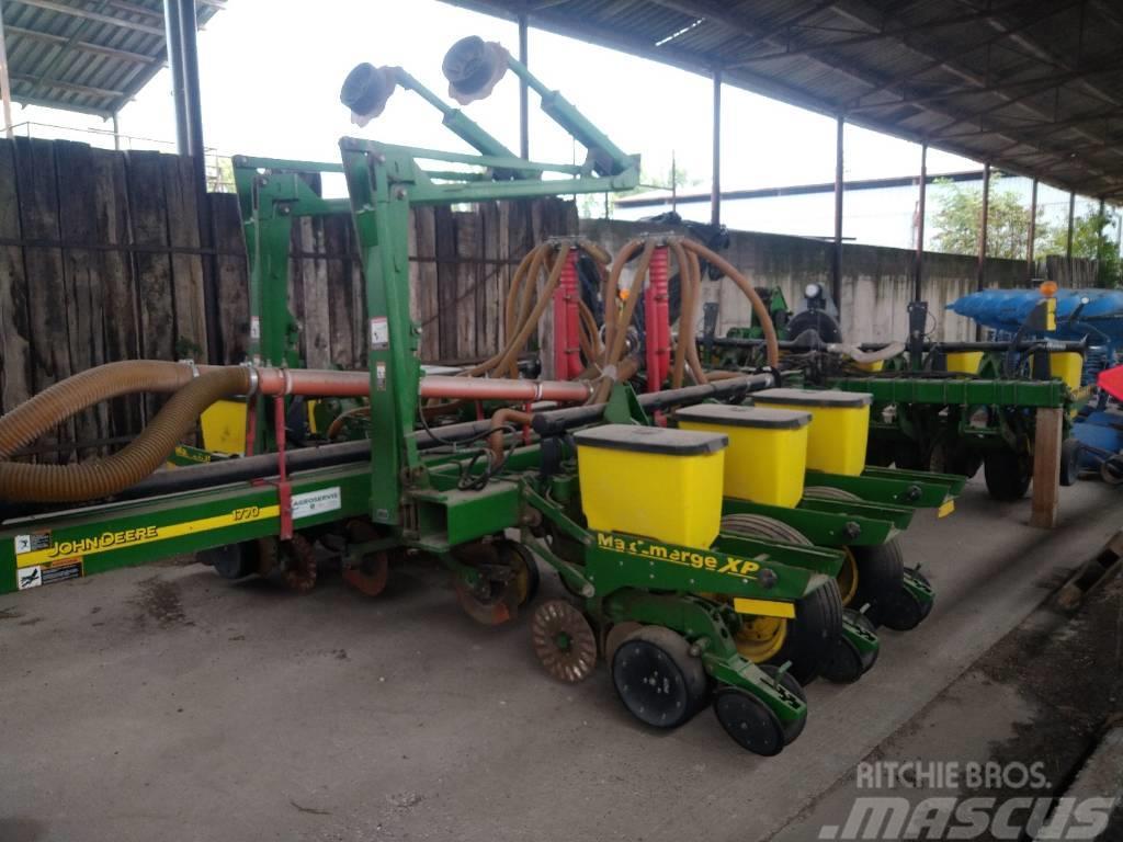 John Deere 1770 MaxEmerge XP + 12 double hopper + many spare  Sowing machines