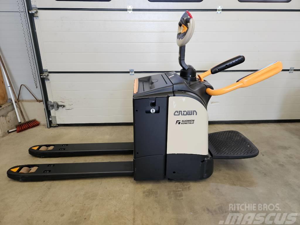 Crown WT 3040 Low lift with platform