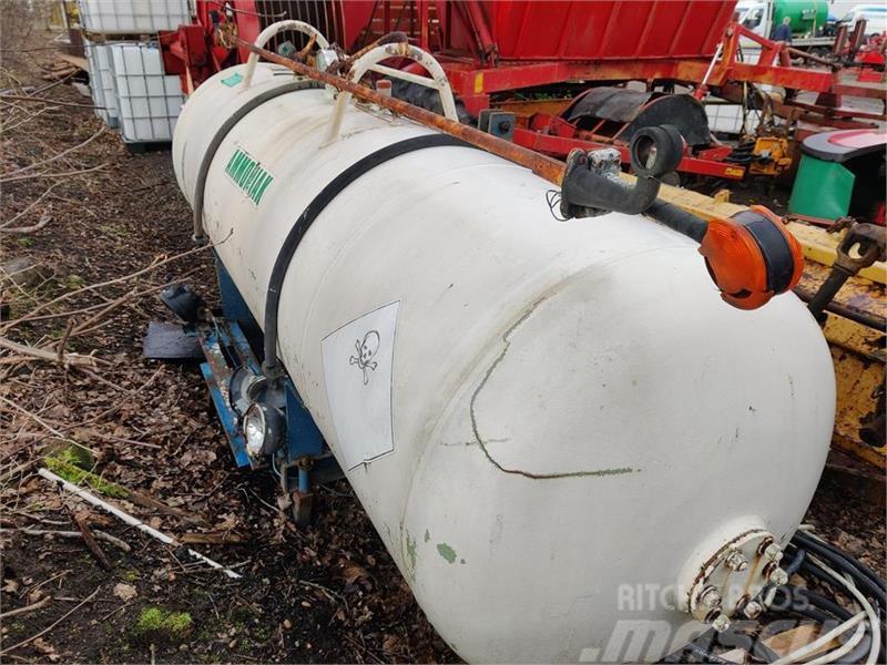  - - -  Fronttank 1500 liter Self-propelled sprayers