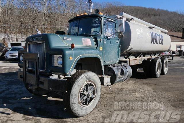 Mack RD686S Water bowser