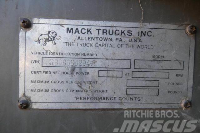 Mack RD686S Water bowser