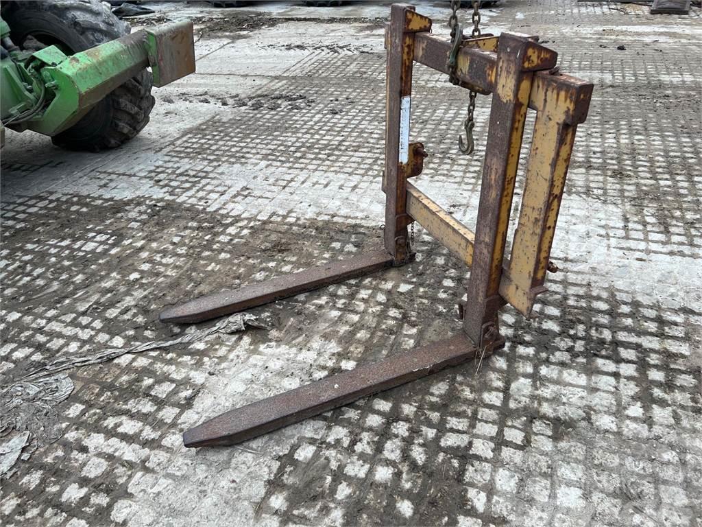 McConnel Linkage mounted pallet forks Farm machinery