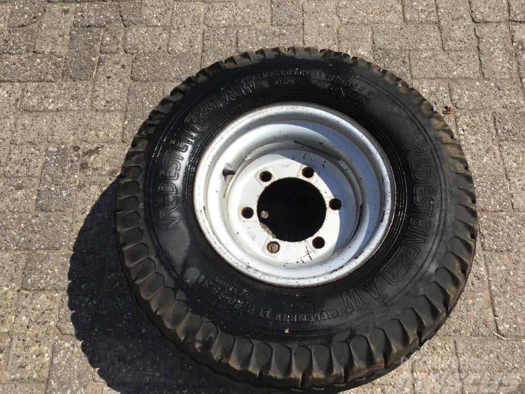 Vredestein 11.5/80R15.3 op 6 gaats velg Tyres, wheels and rims