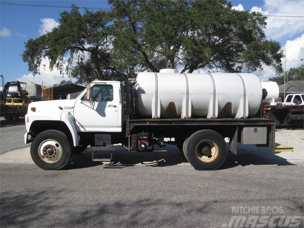 Ford F800 Water bowser