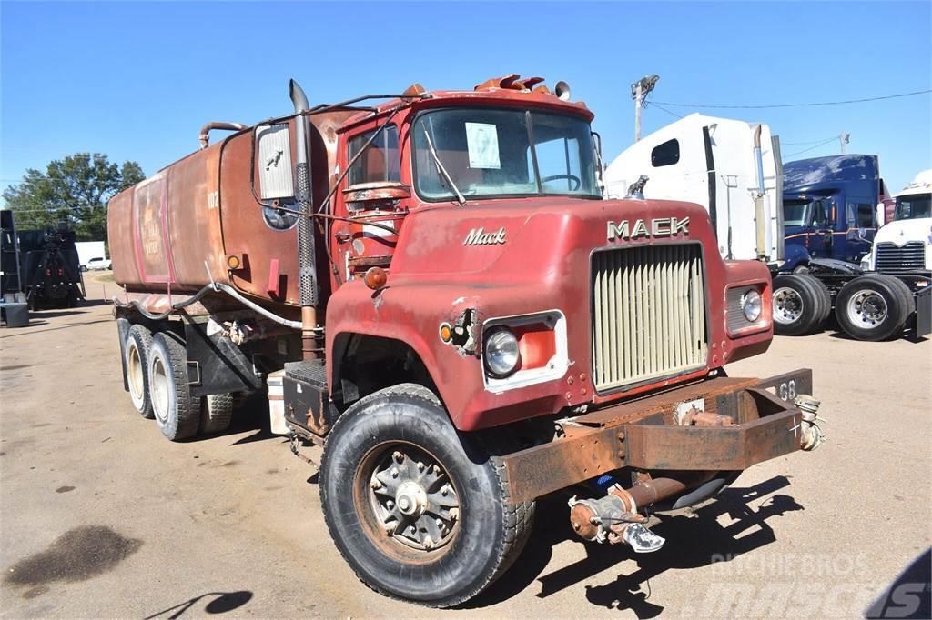Mack DM685S Tanker trucks