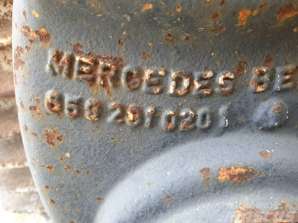 Mercedes-Benz VG 2400-3W/1 448 Hydraulics