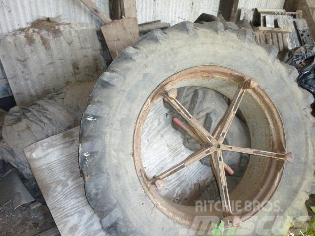 Kleber 18,4 x 38" 15 % mønster Tyres, wheels and rims