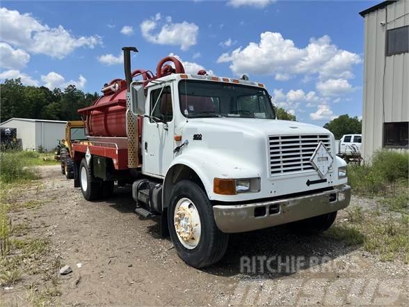 International 4900 Commercial vehicle