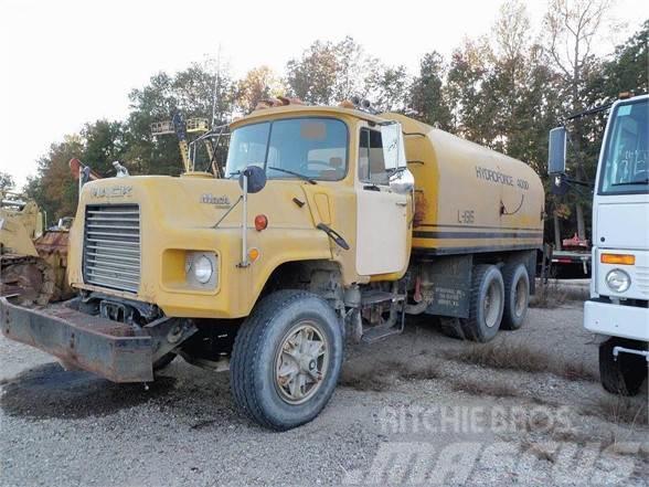 Mack DMM690S Water bowser