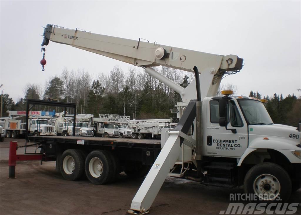 International 7400 Truck mounted cranes