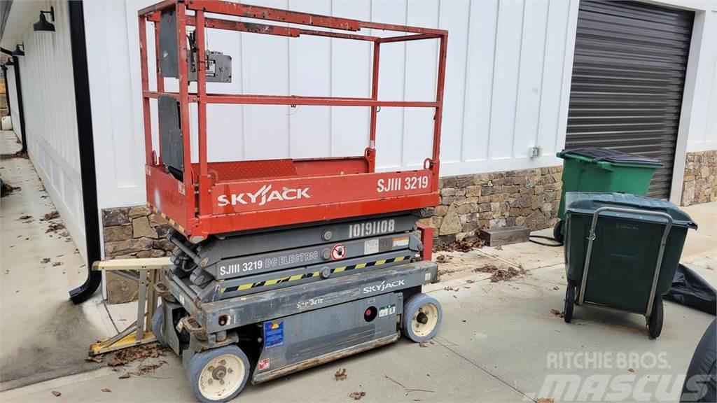 SkyJack Unknown Used Personnel lifts and access elevators