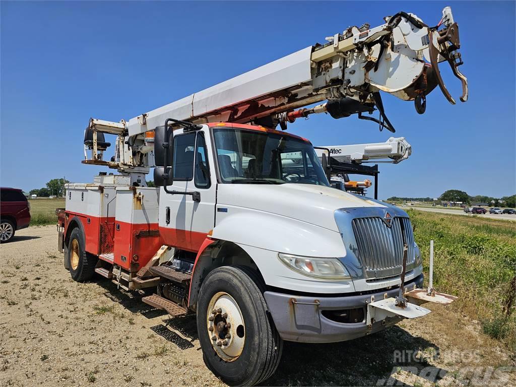 International / Altec 4400/ DM47T Truck mounted drill rig