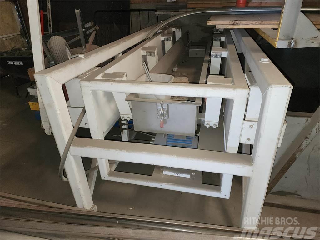  CUSTOM EQUIPMENT Deamco Feeder Conveyor - VCNF-U-1 Farm machinery