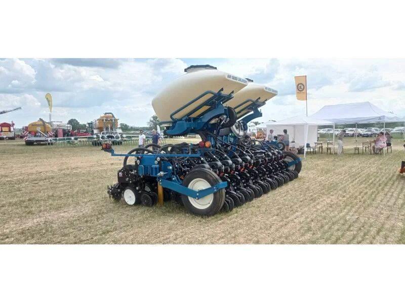Kinze Air Seed Delivery Sowing machines